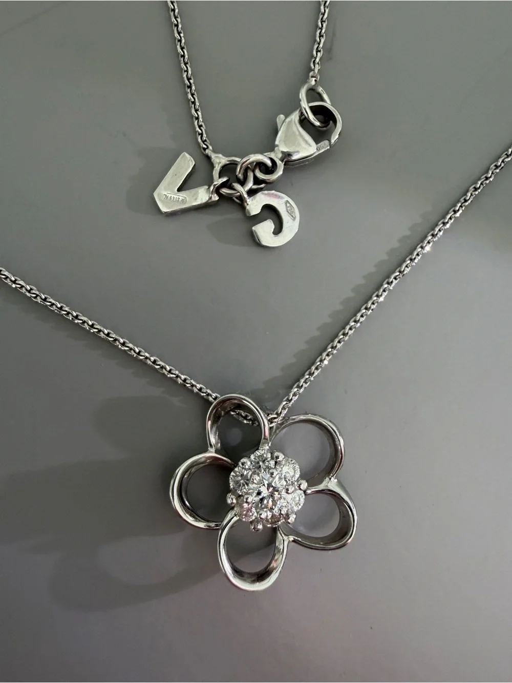18K Giorgio Visconti ITALY White Gold Diamond Flower Necklace 7-Stone Cluster - Picture 1 of 8